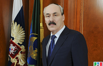 Ramazan Abdulatipov delivers address to media